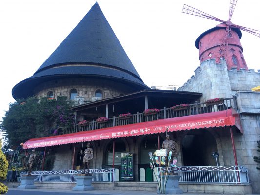 mai-bat-quan-tra-sua-cong-lang-phap-1